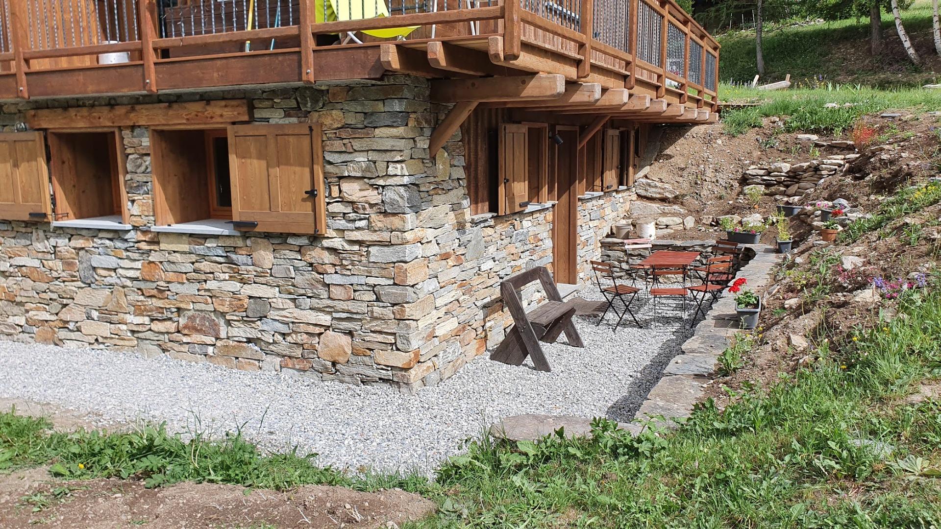 Une terrasse fleurie pour vous accueillir, et profiter de l'été pour faire des grillades à la plancha !