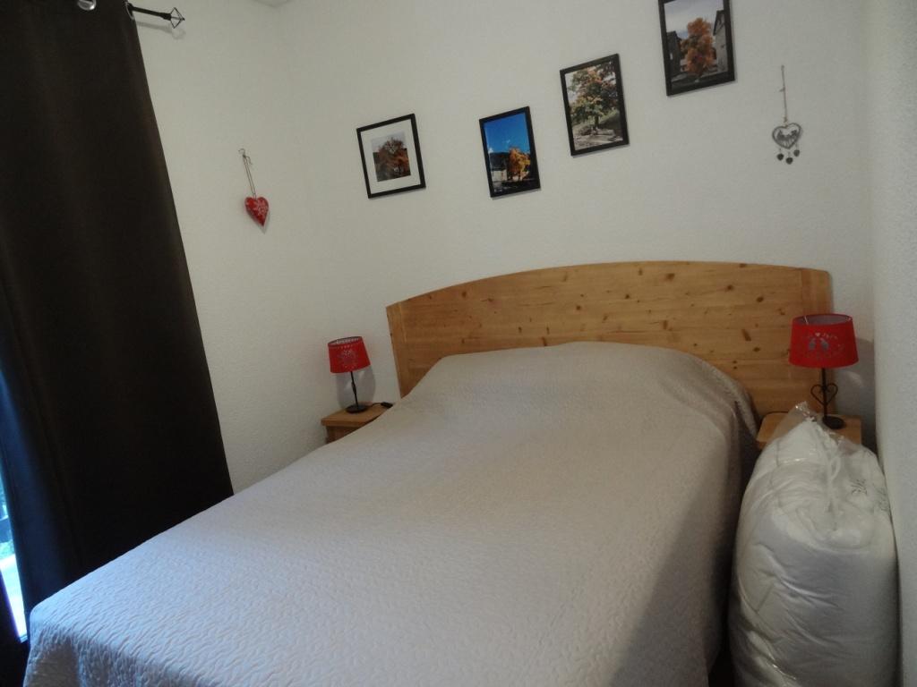 Chambre avec lit de 140. On peut y mettre le lit bébé