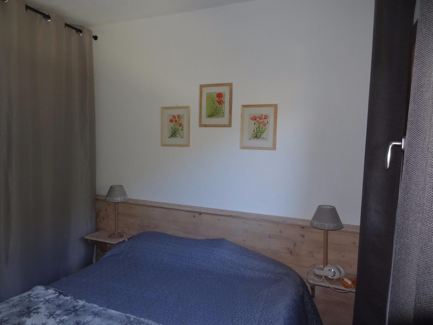 Une chambre avec un grand lit et un placard / penderie. Literie de 2017