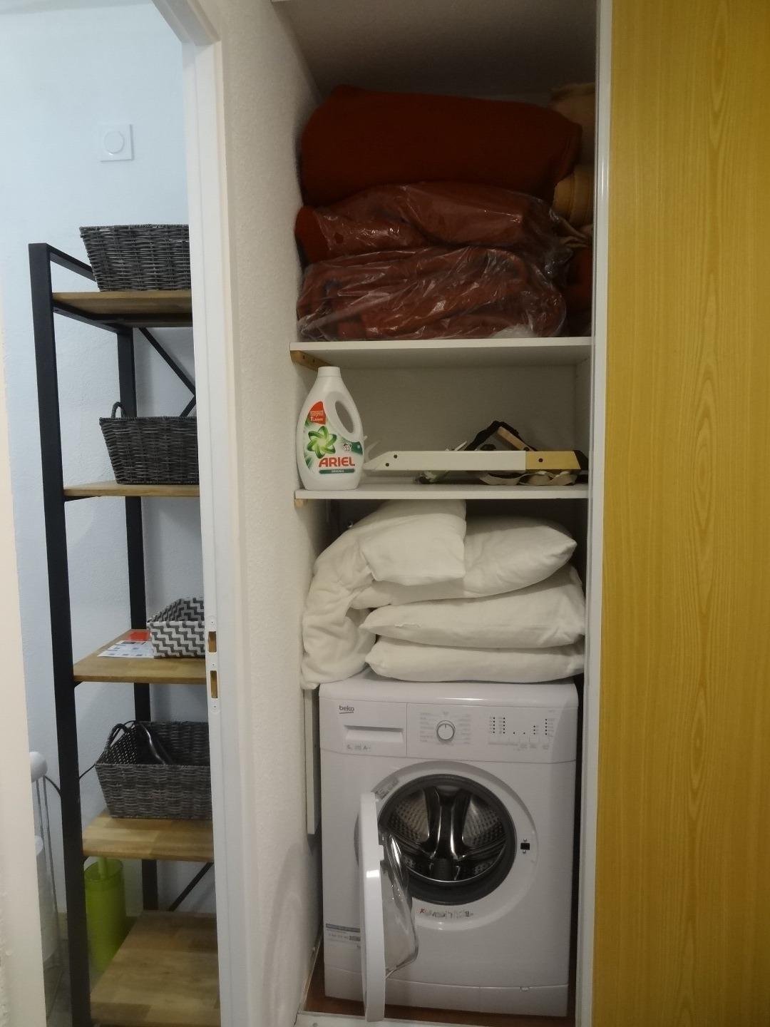 La machine à laver le linge dans le placard prés de la salle de bain. L'autre porte : penderie et casiers de rangement.