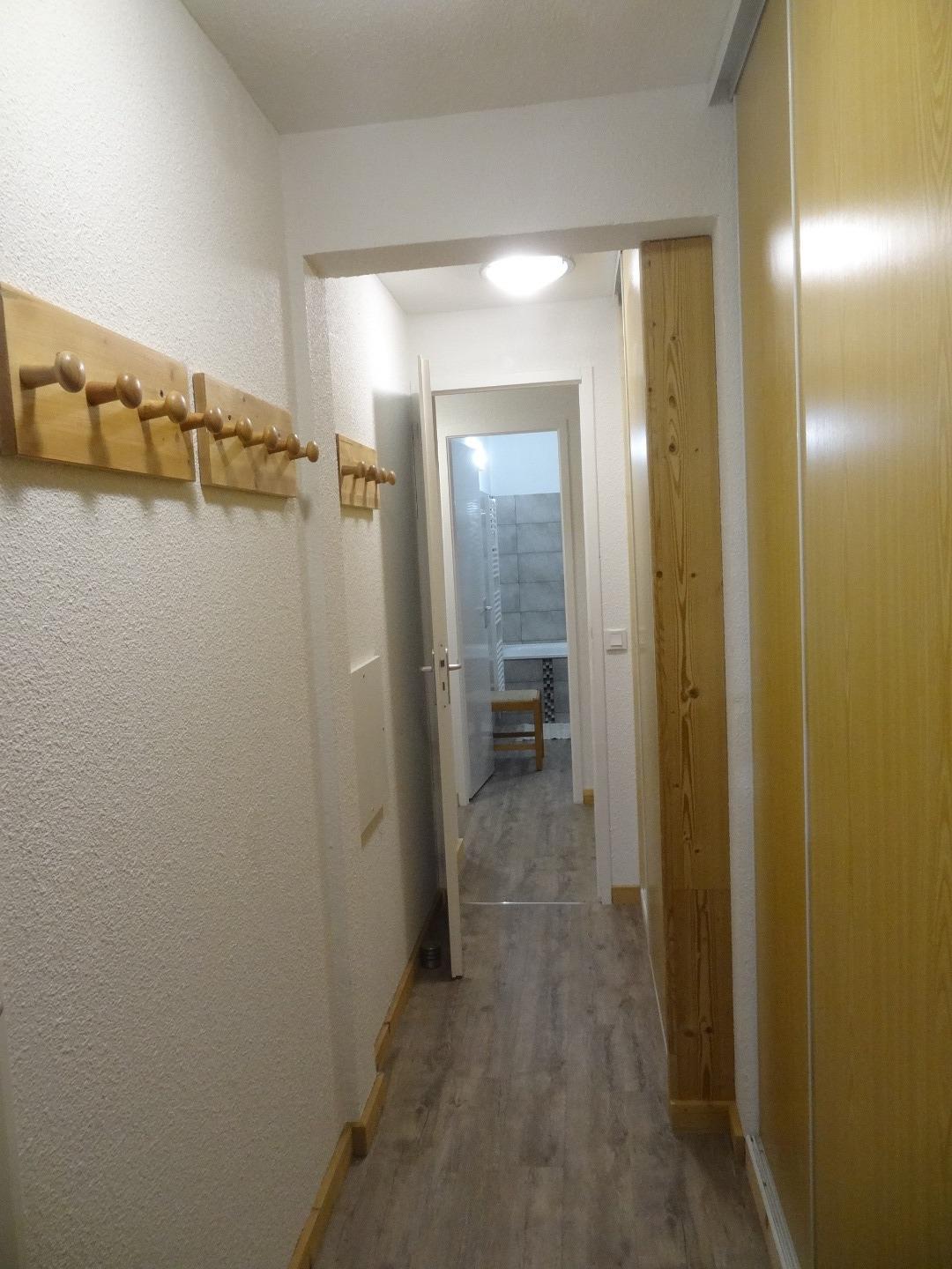 Le couloir de communication entre le coin jour et le coin nuit. Avec les patères pour les blousons.