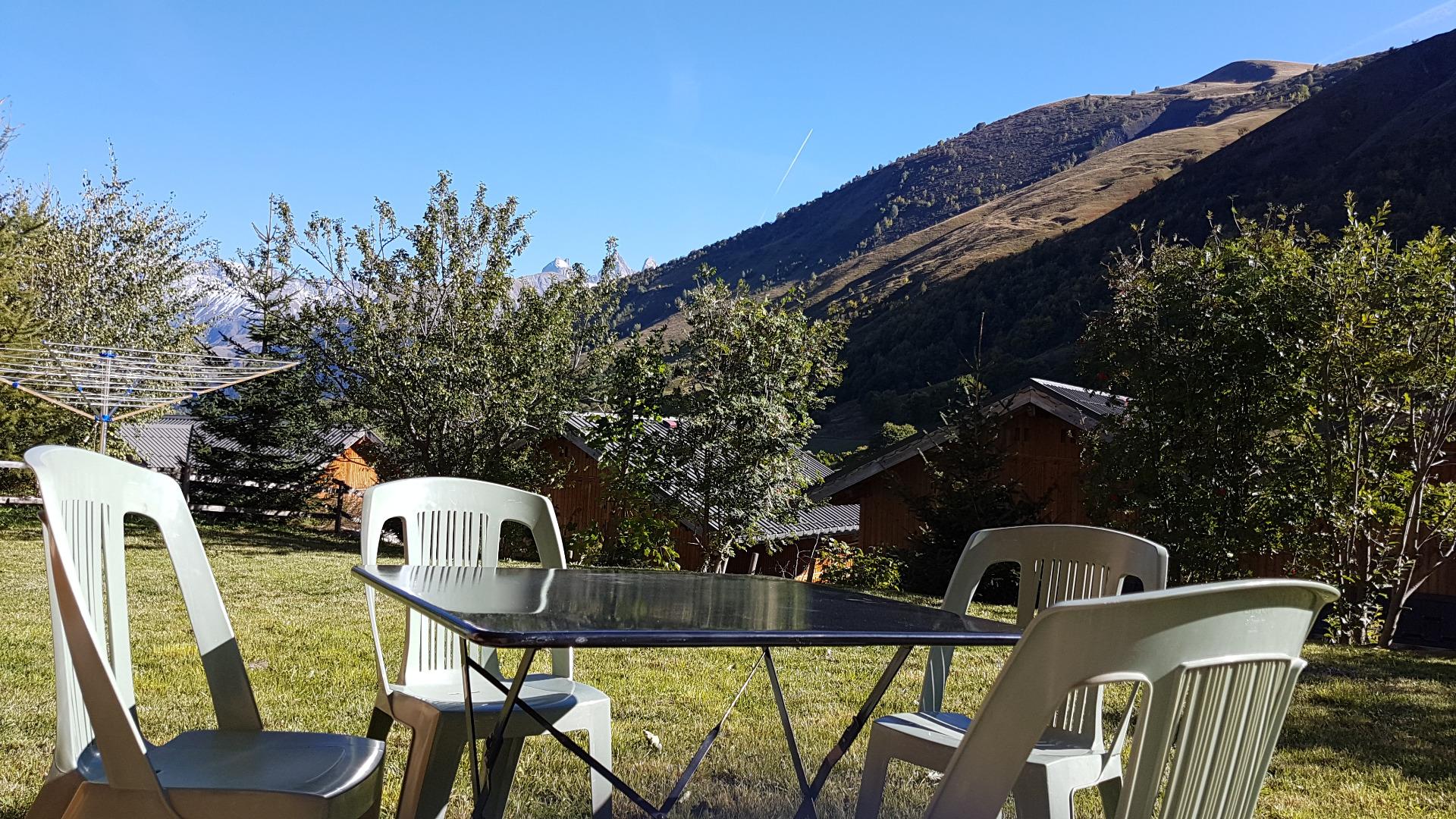 Espace détente au jardin exposé Sud
Très belle vue sur la montagne