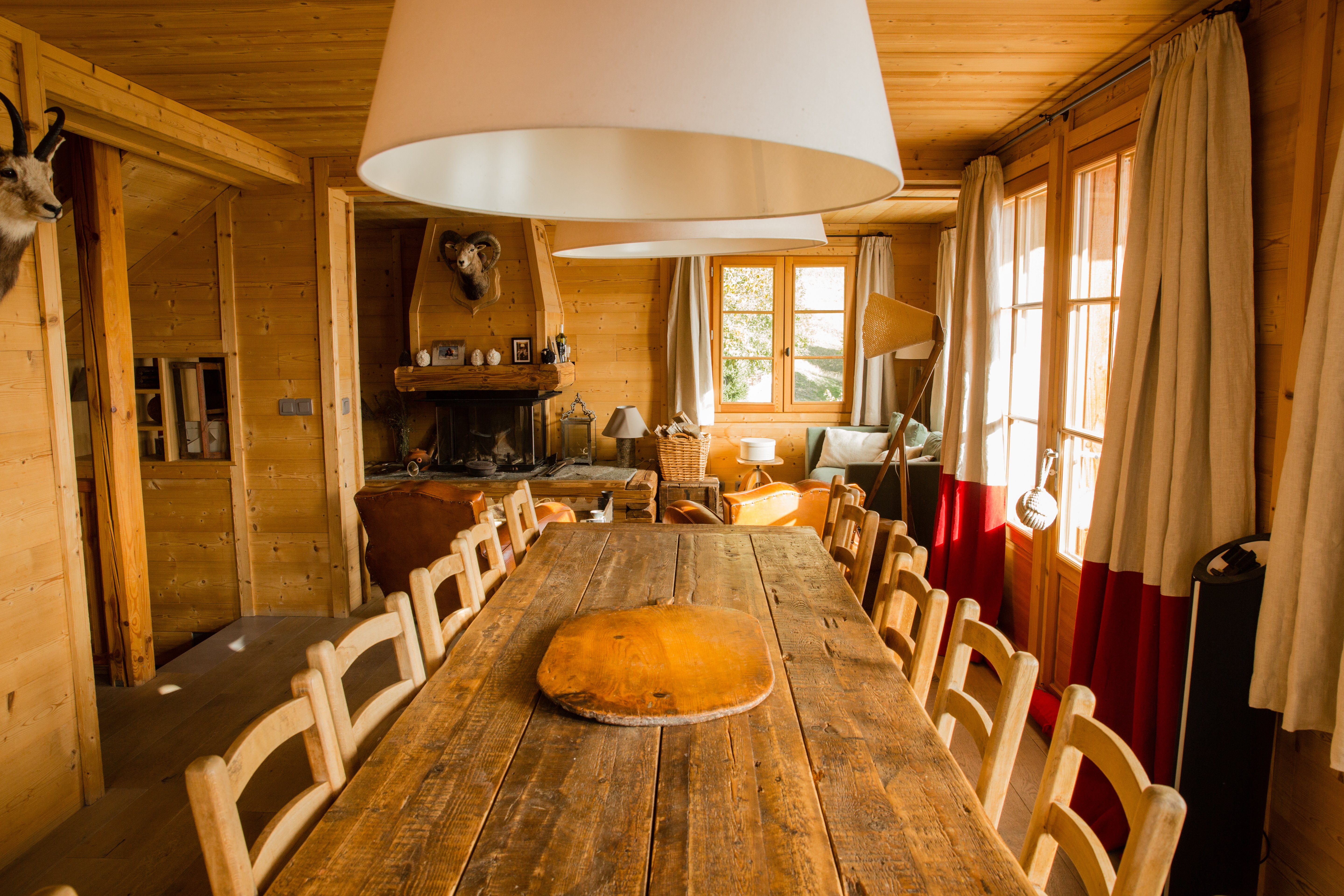 Un grand espace salle à manger 