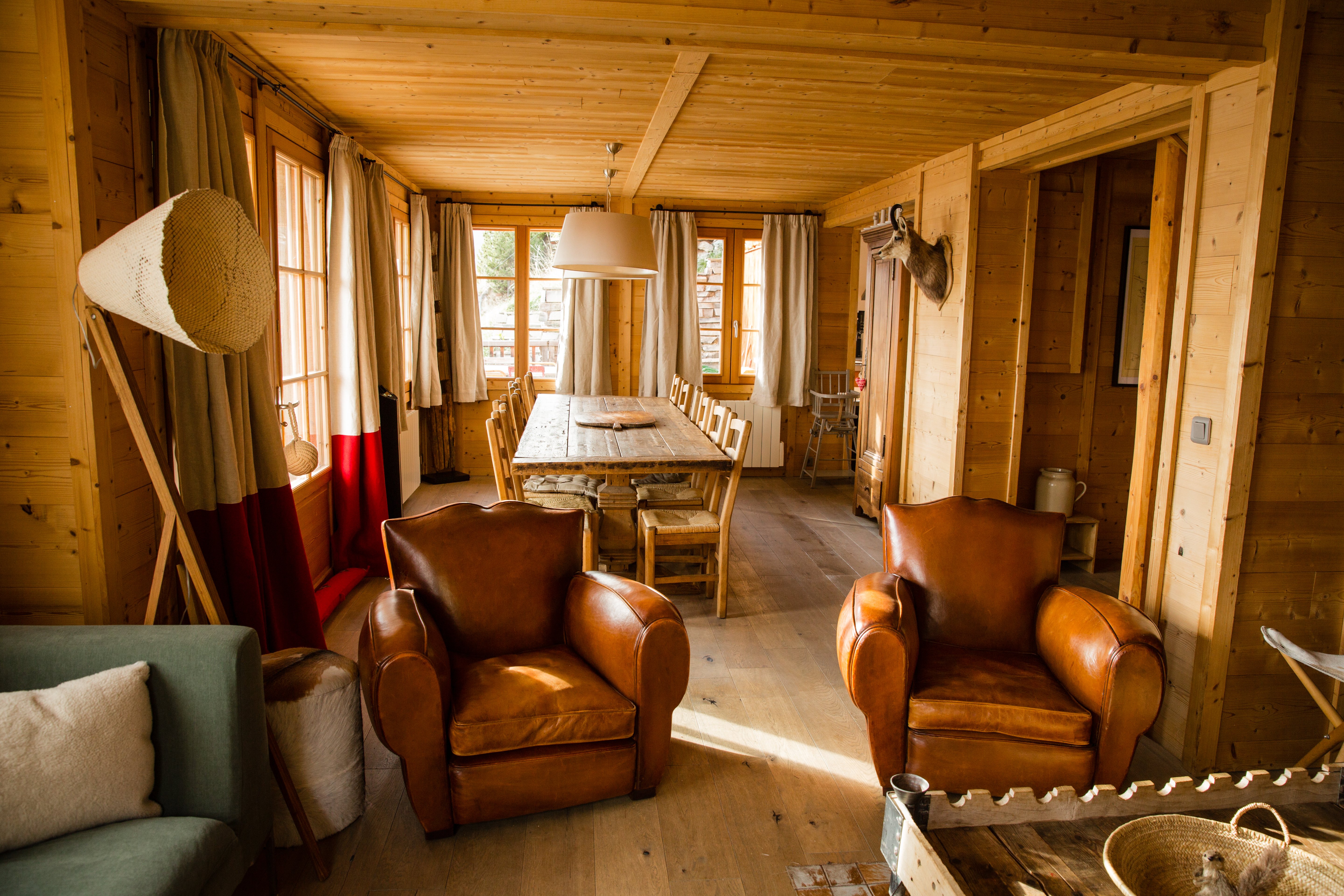 Un salon cosy avec cheminée 