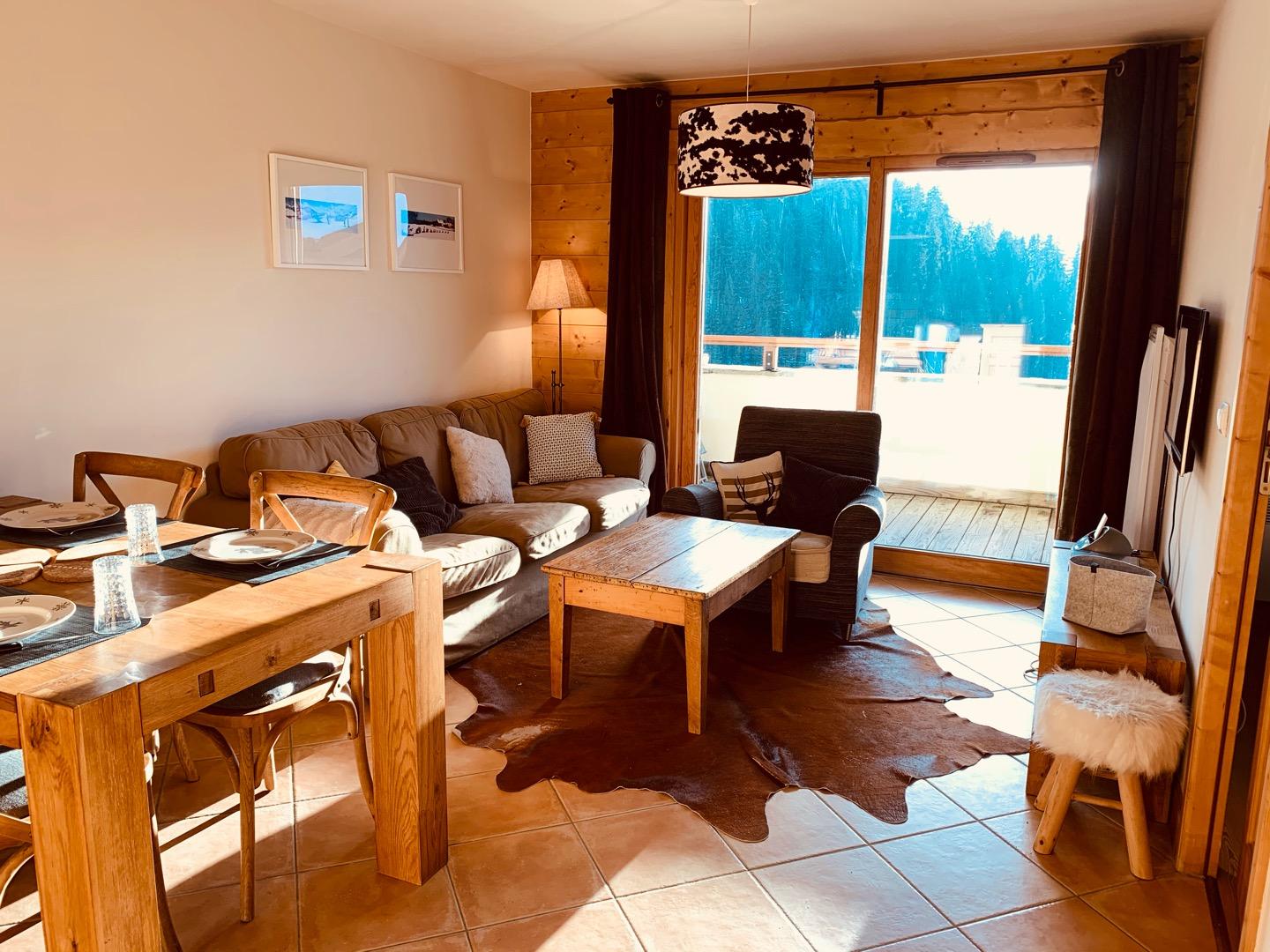 grand séjour donnant sur le balcon