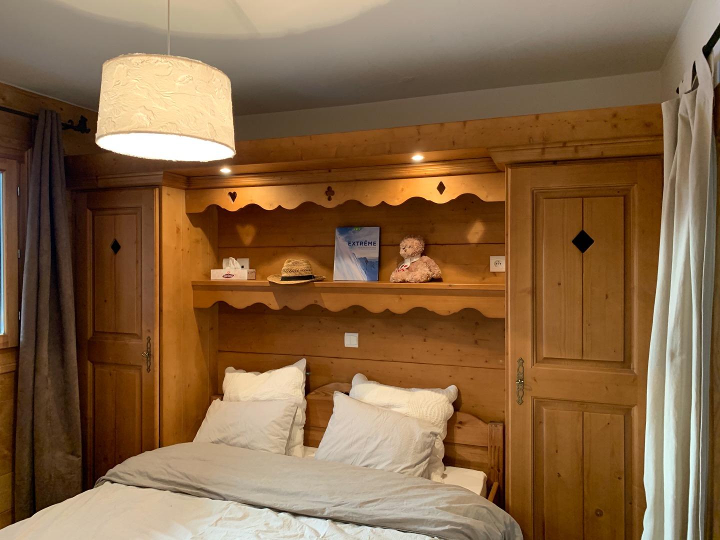Chambre parentale avec grand lit (160 cm) et sa propre salle de douche