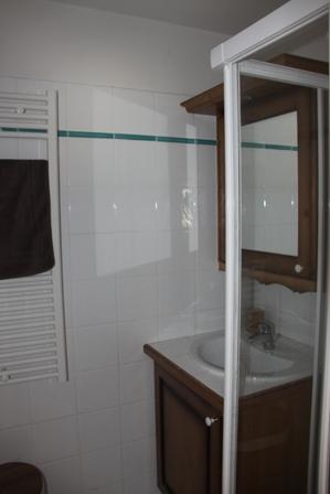 Salle douche chambre lit double