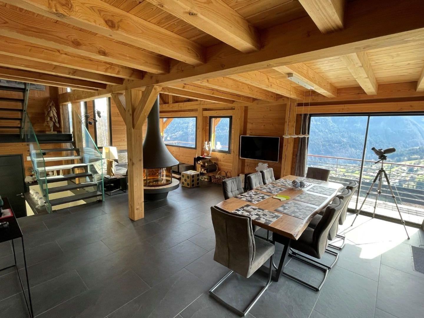 Le coin repas avec sa table en bois massif (8 - 10 couverts).