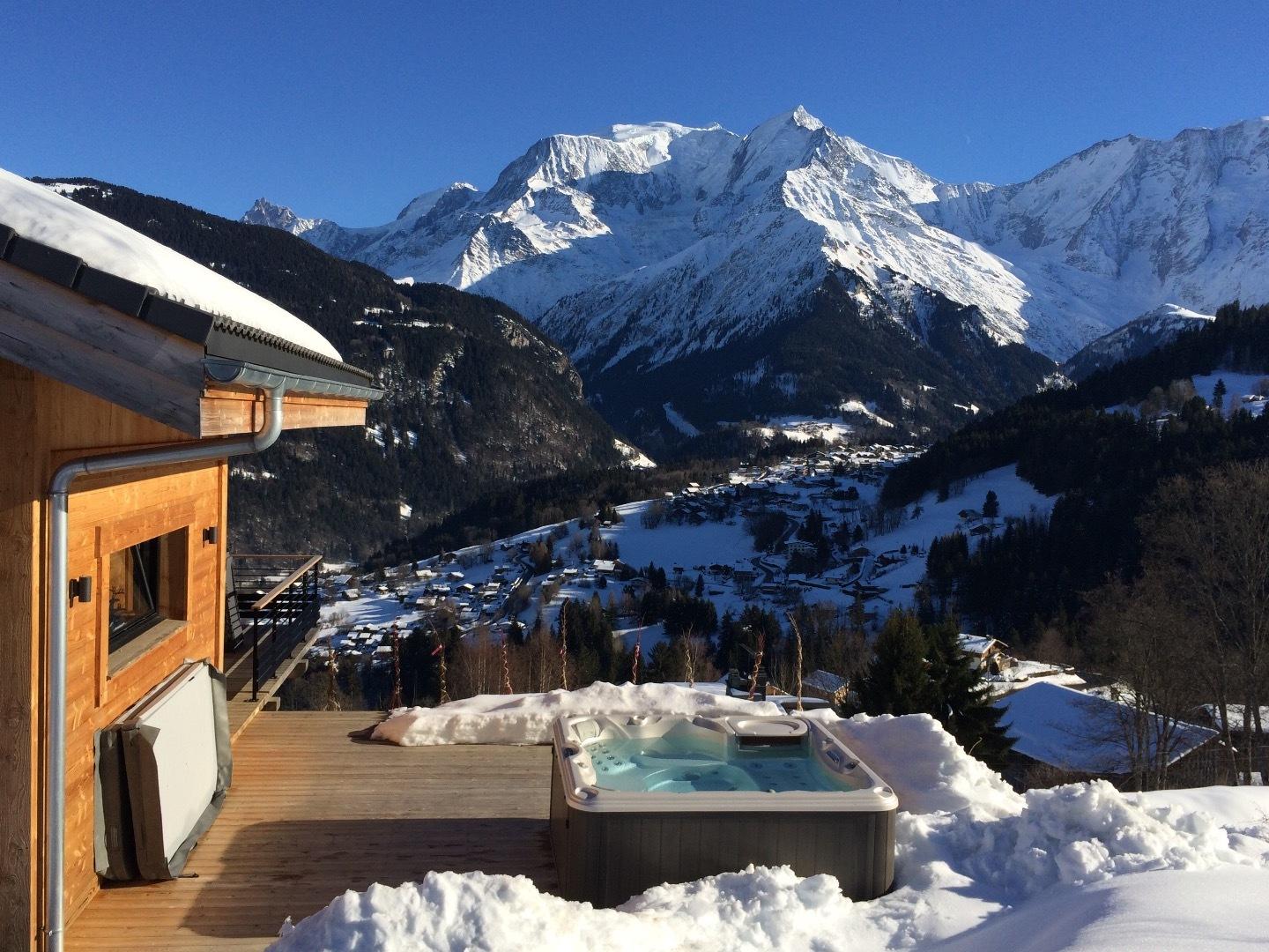 La terrasse avec son spa face au Mont Blanc, l'Aiguille du Midi et les Dômes de Miage.
