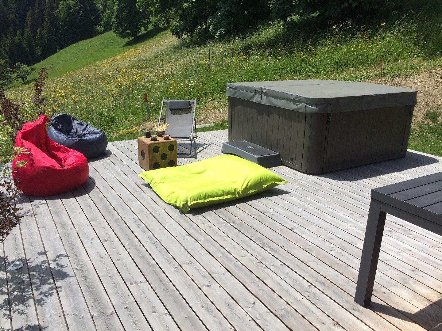 La terrasse et son spa (utilisable été comme hiver).