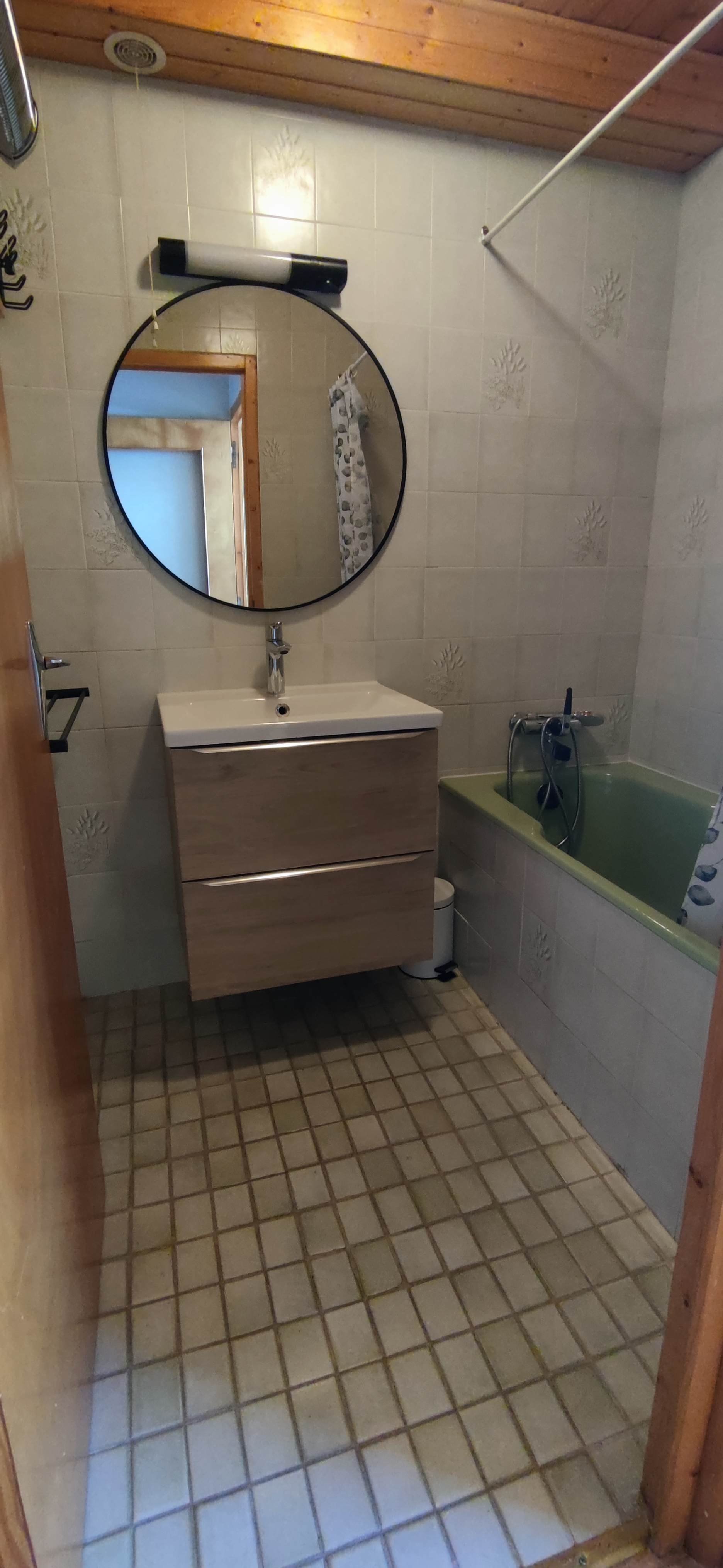 Salle de bain avec baignoire, sèche cheveux à disposition.
