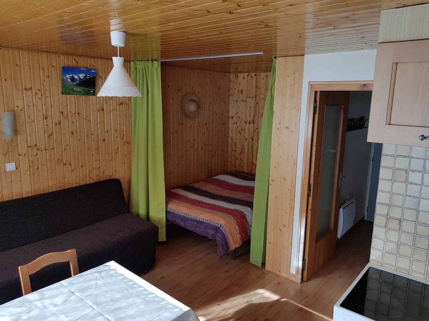 Lit de 140 avec placard. Banquette avec couchage en 90x190.