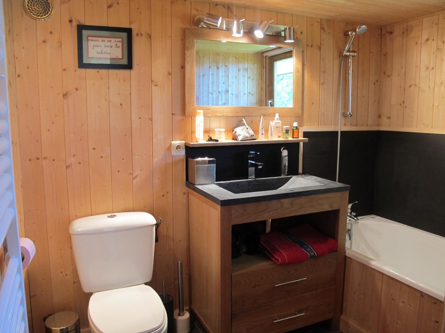 Une salle de bain en bas