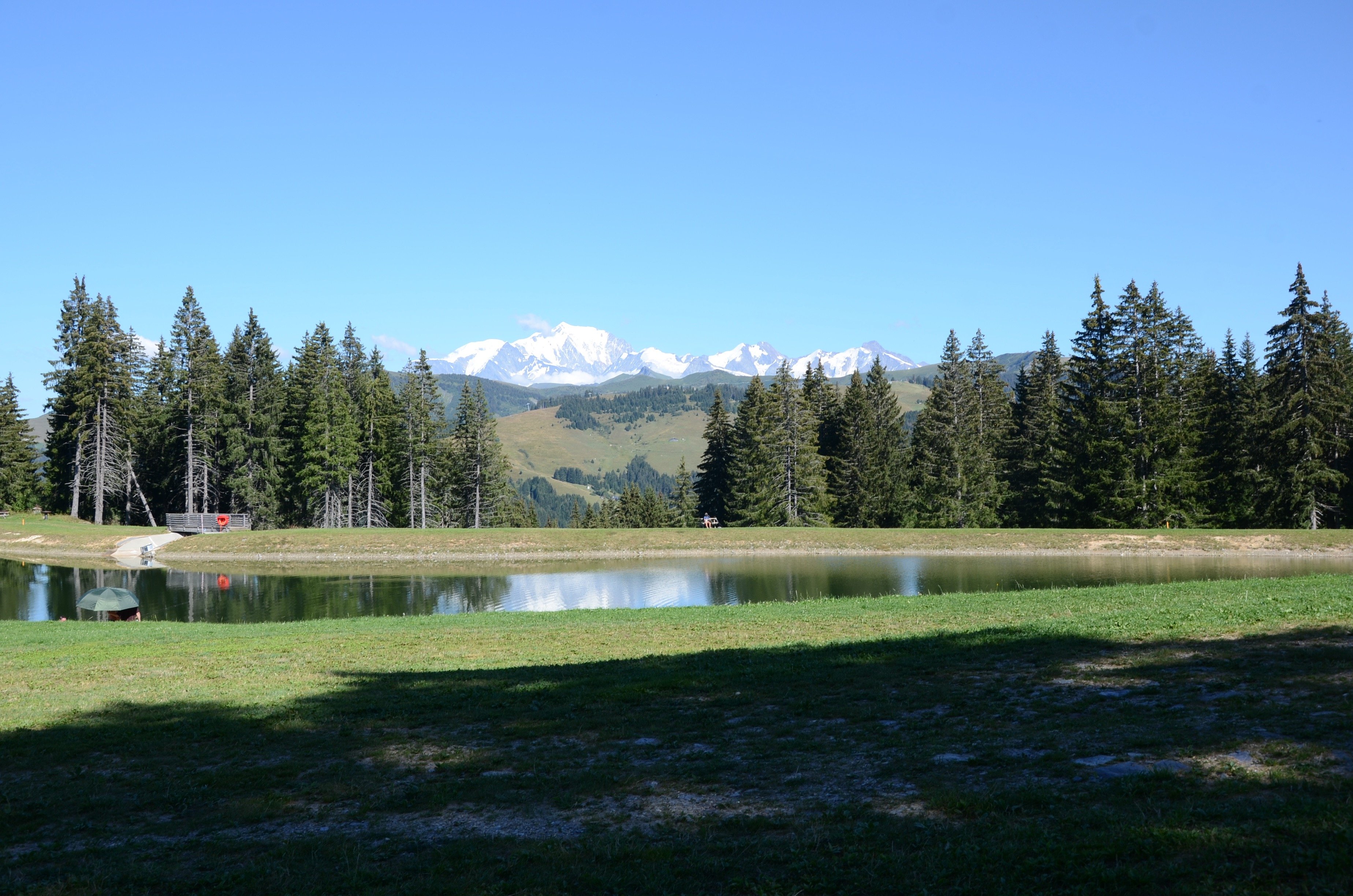 Le Lac du mont Lachat et le massif du Mont Blanc en fond de cadre.