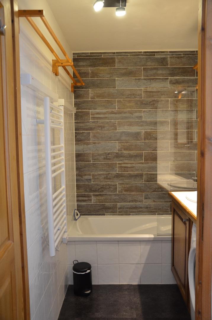 salle de bain équipé d'un lave linge séchant.