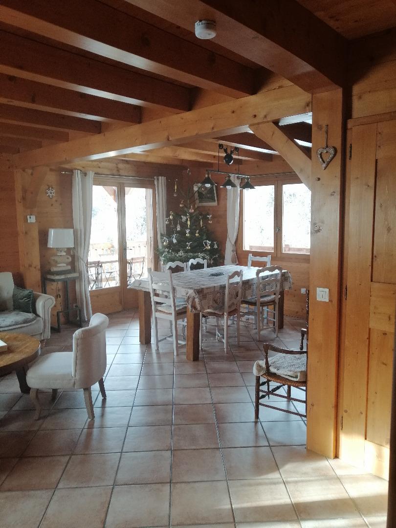 Salle à manger avec accès direct terrasse sud et grand balcon ouest avec vue panoramique et sans vis-à-vis