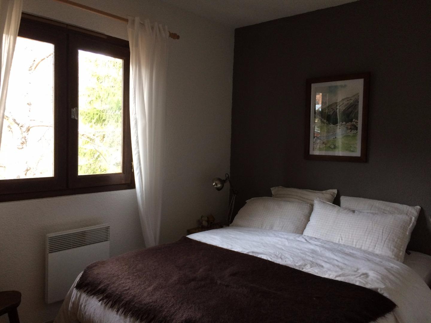 la chambre du haut avec lit double