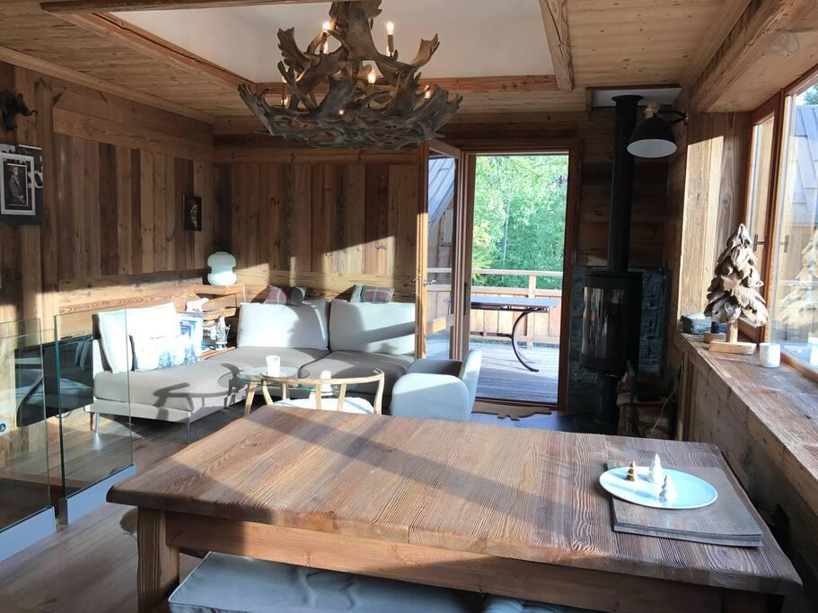SALON Salle à manger OUVERT SUR LA TERRASSE TRÈS LUMINEUX
canapé  poêle a bois