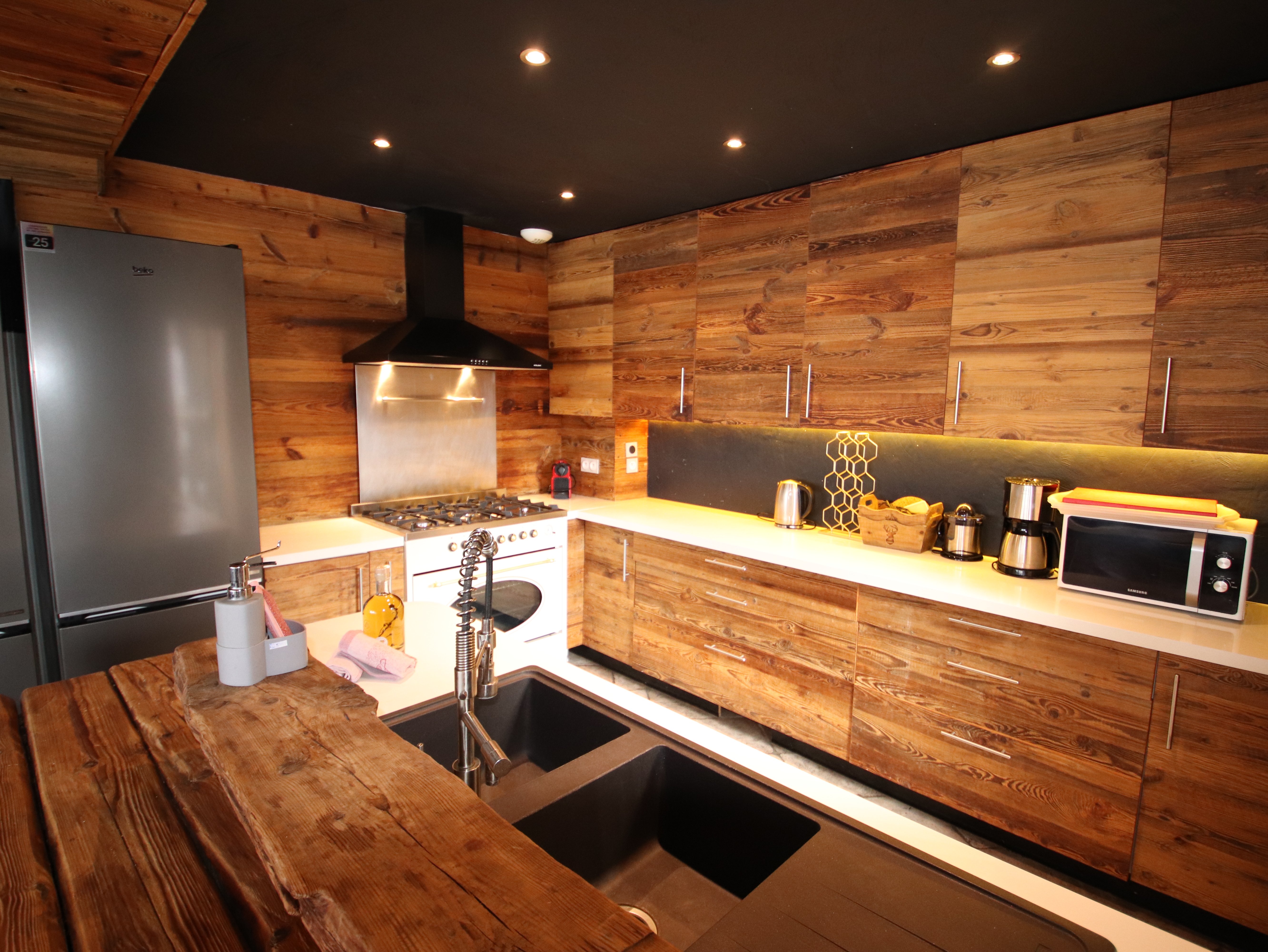 La cuisine du chalet, entièrement équipée pour 19 personnes.