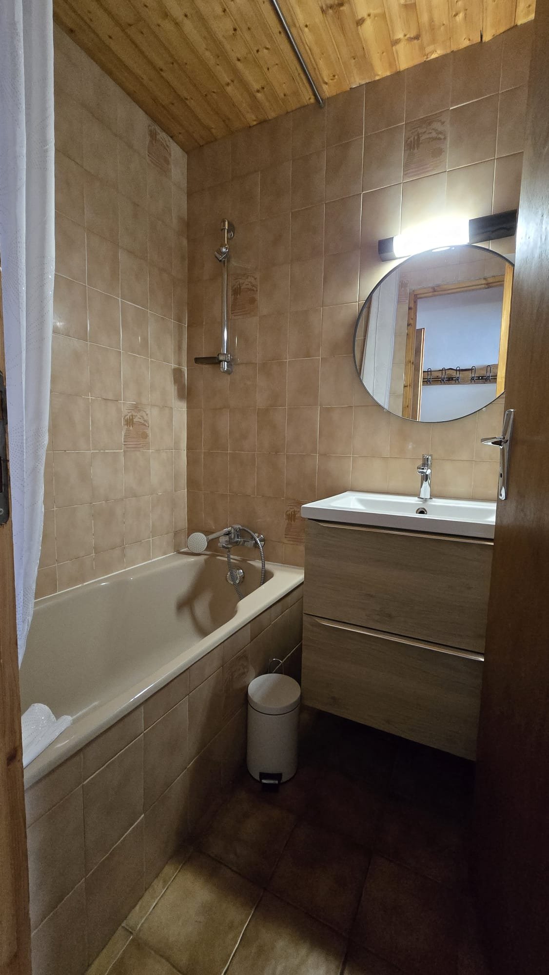 Salle de bain avec baignoire, sèche cheveux à disposition.