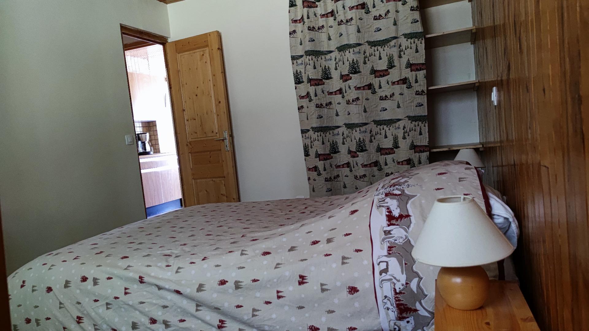Chambre spacieuse avec grand placard, penderie et lit de 140.
