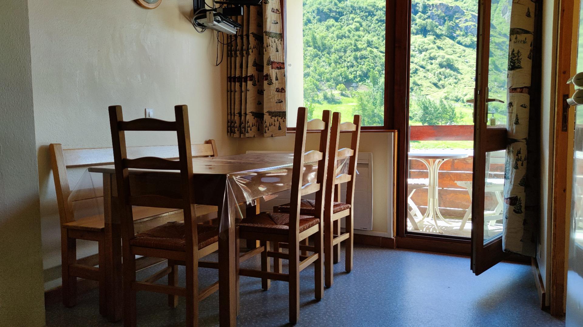 Le coin repas avec accès sur le balcon équipé de table, chaises et chaises longues. Il y a  également un téléviseur
 et un lecteur DVD.
