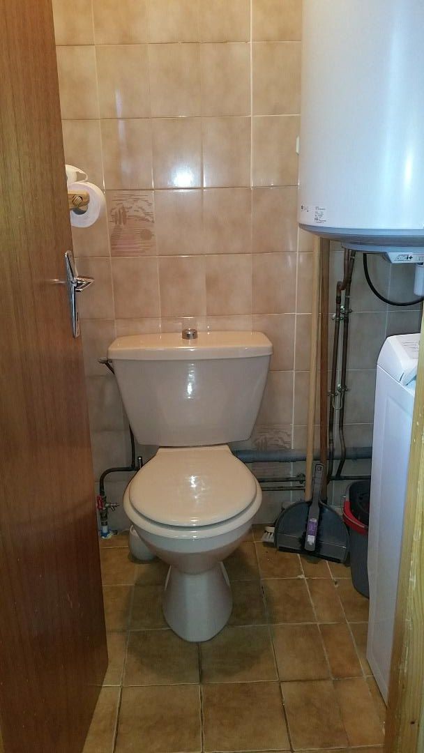 Toilette indépendant avec lave linge.