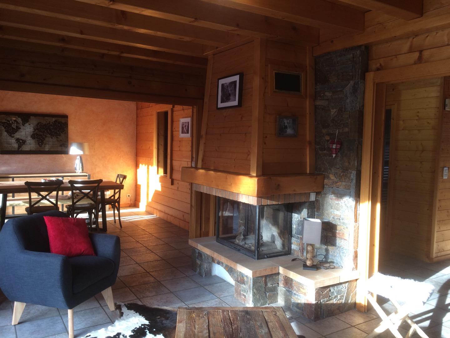 La cheminée devant lequel on aime se prélassé avec une bonne flambée , juste la détente 