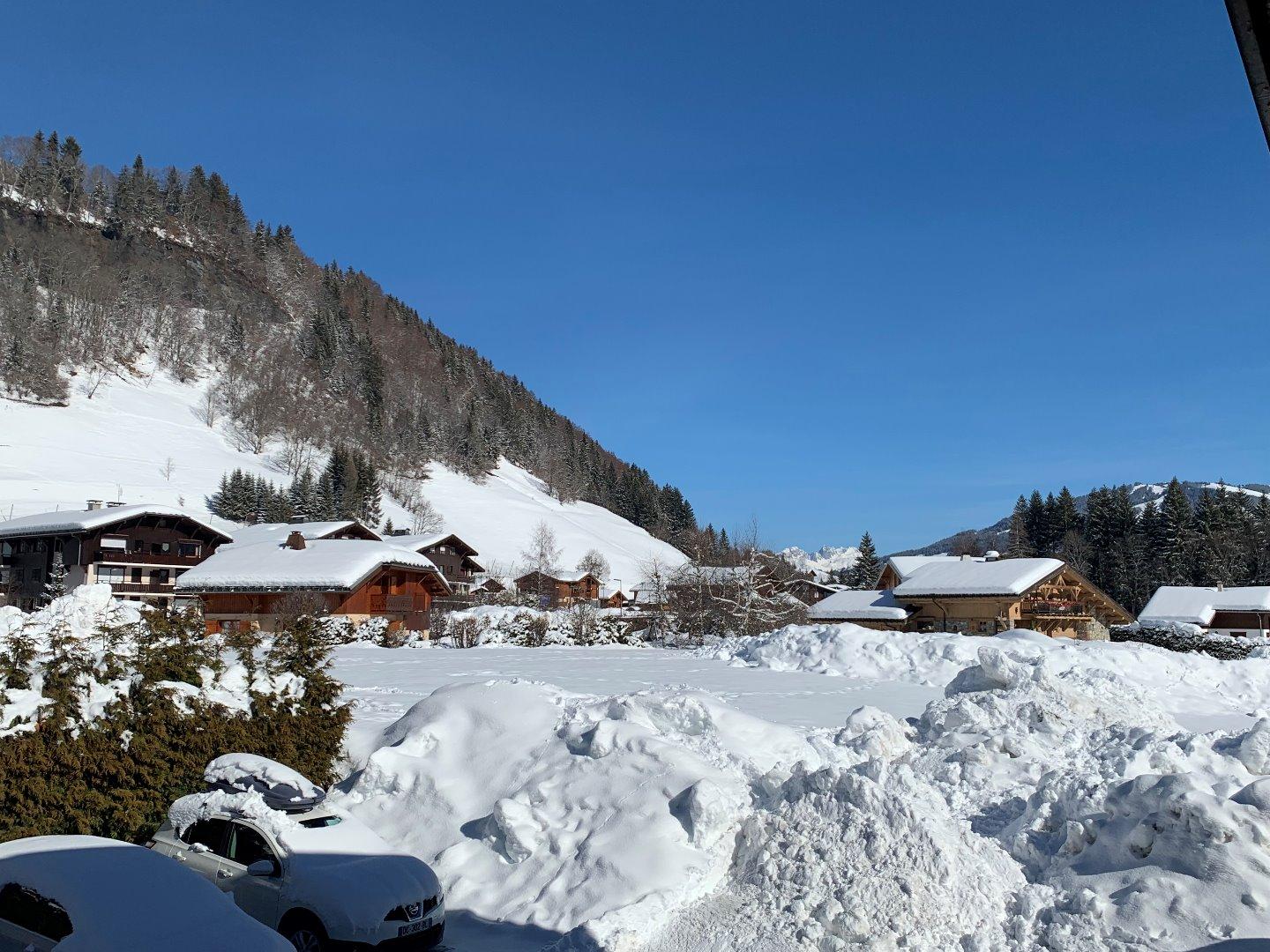 Vue du balcon l'hiver, neige, ciel bleu, conditions idéales!!!