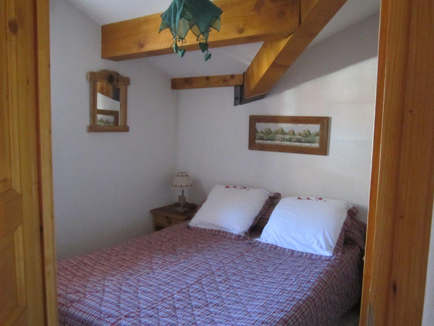 chambre principale avec grand placard de rangement