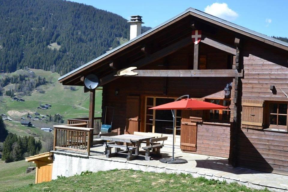 le chalet les perches au printemps