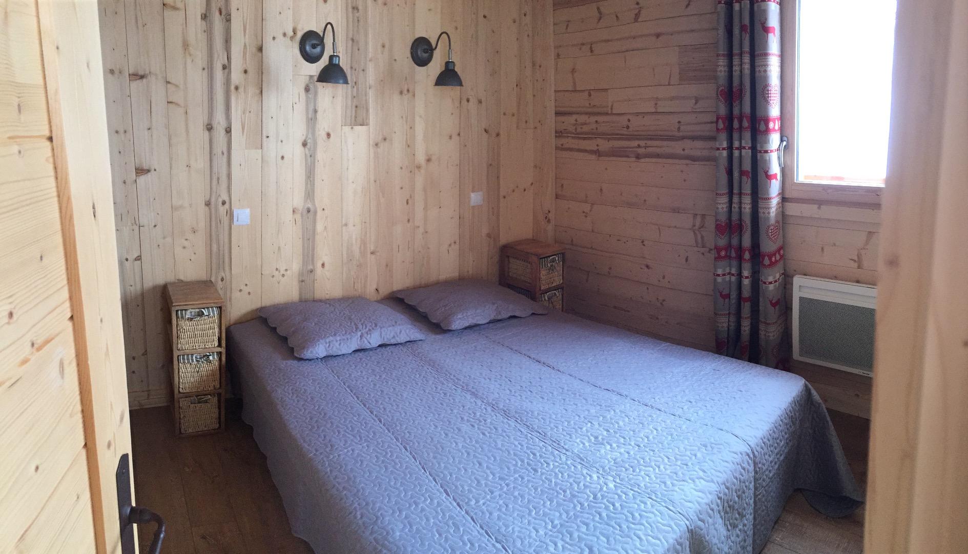 Chambre 1 - Literie 160 - Armoire penderie