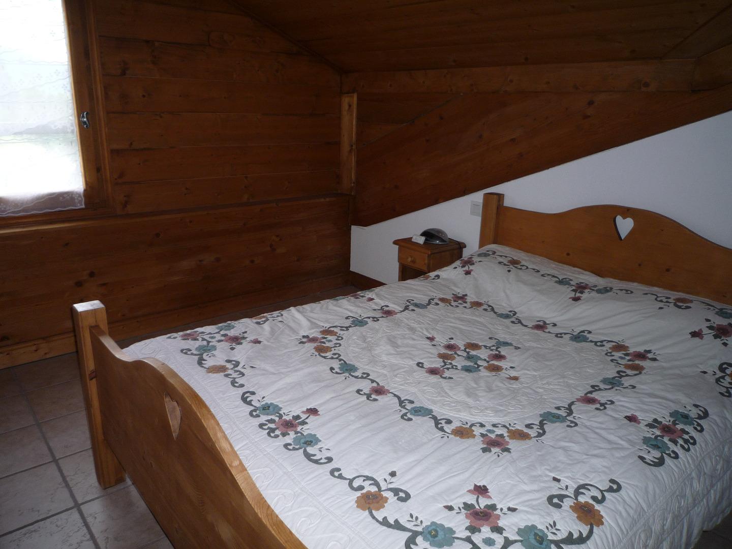 Chambre 2 avec lit en 140 cm.