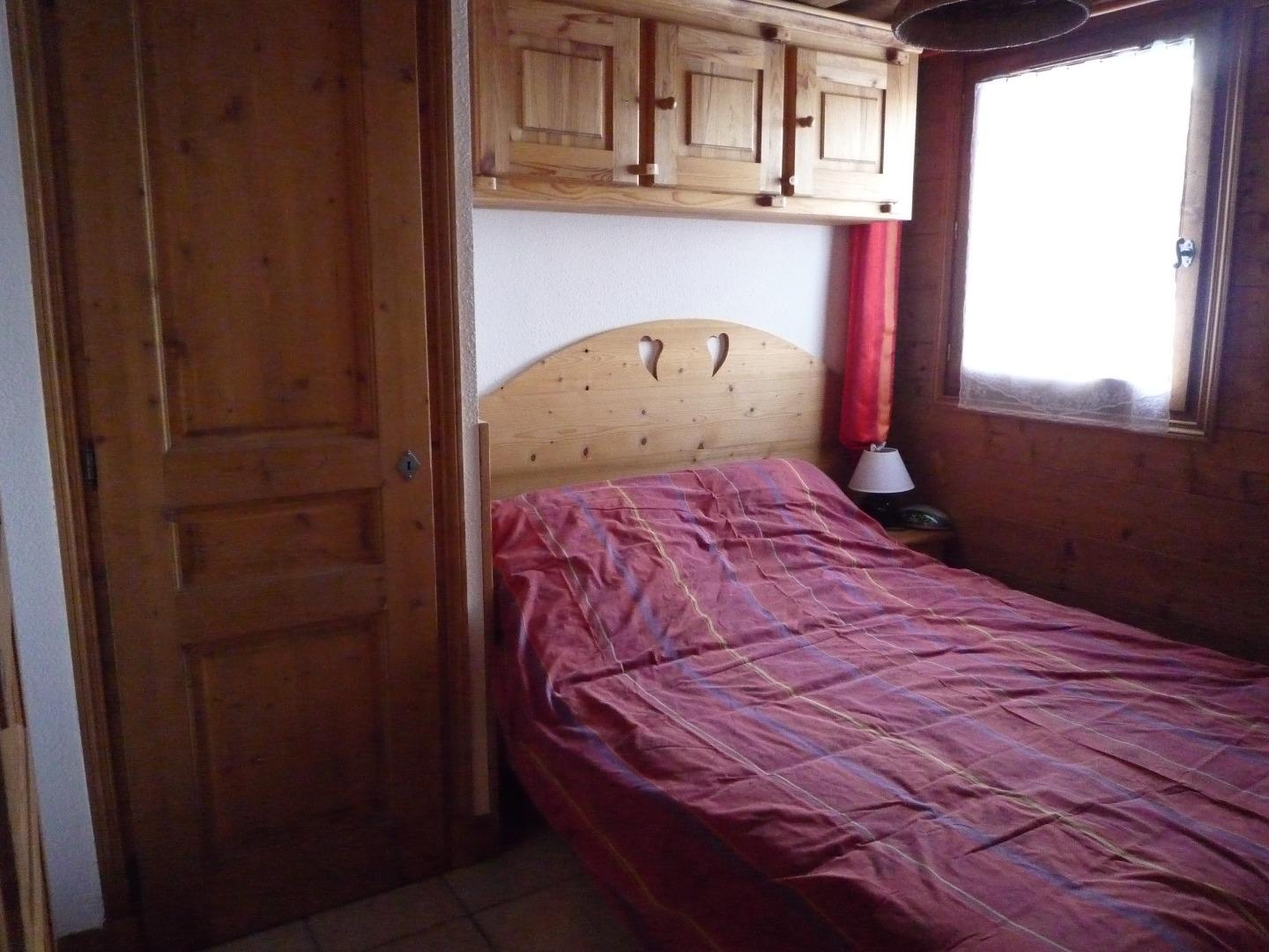 Chambre 1 avec lit en 140 au RDC.