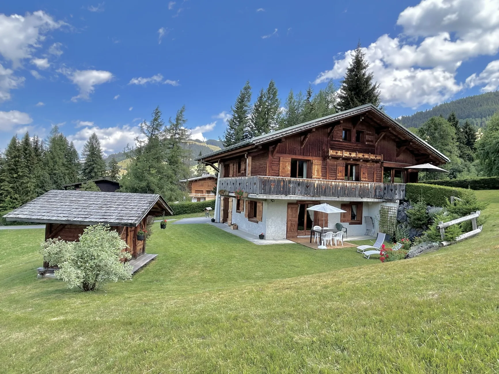 Le chalet avec l'appartement en rez de jardin