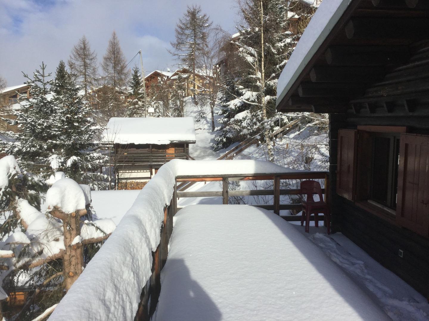 vue avant du chalet et terrasse (vers le nord)