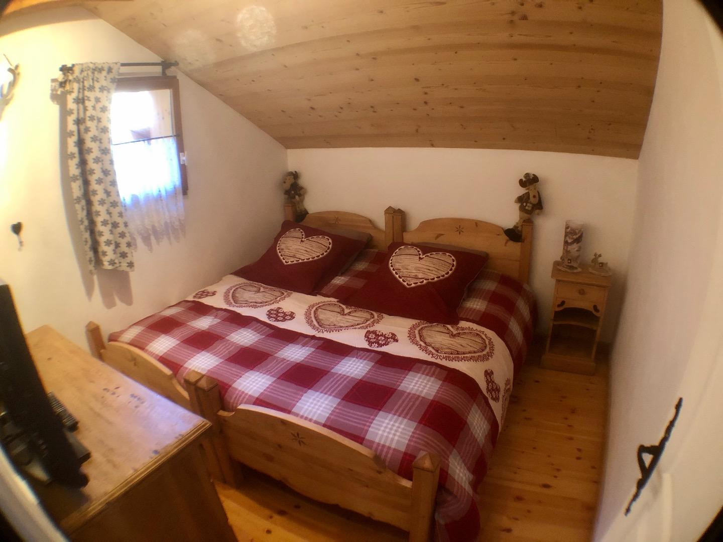 La même chambre avec un lit de 190x190
Linge de literie fourni