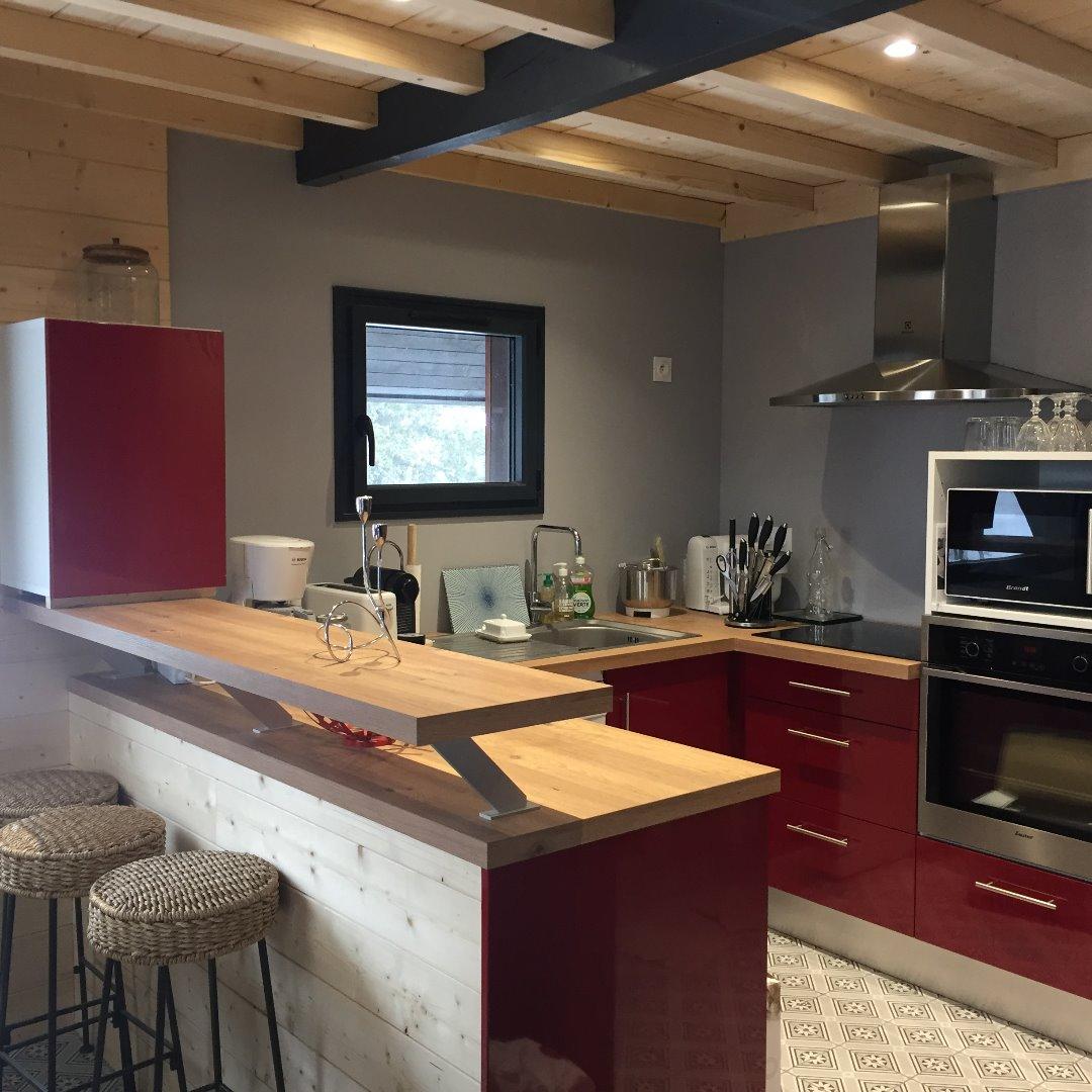 Cuisine équipée : four, four micro-ondes, lave vaisselle, plaque électrique, cafetière, bouilloire, appareil raclette.