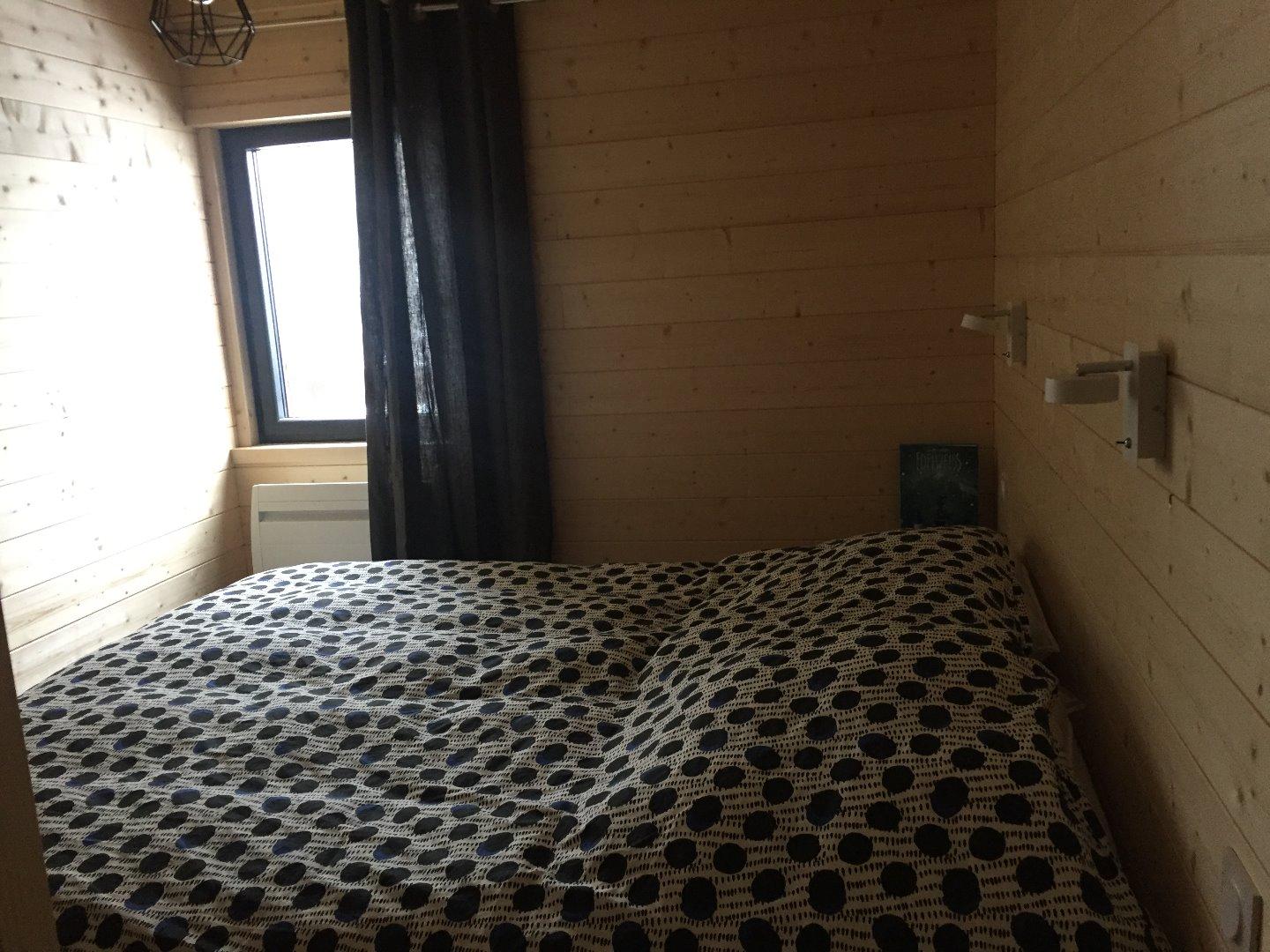 Chambre lit 160 avec coffre intégré au niveau zone vie.