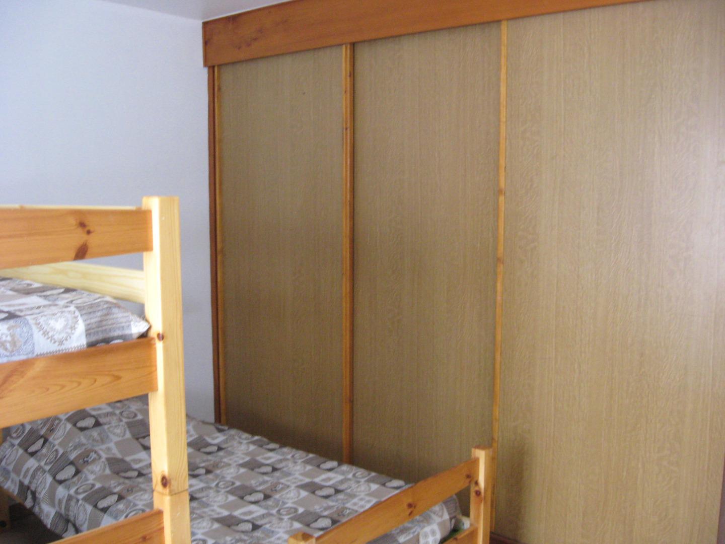 Placard mural dans une chambre