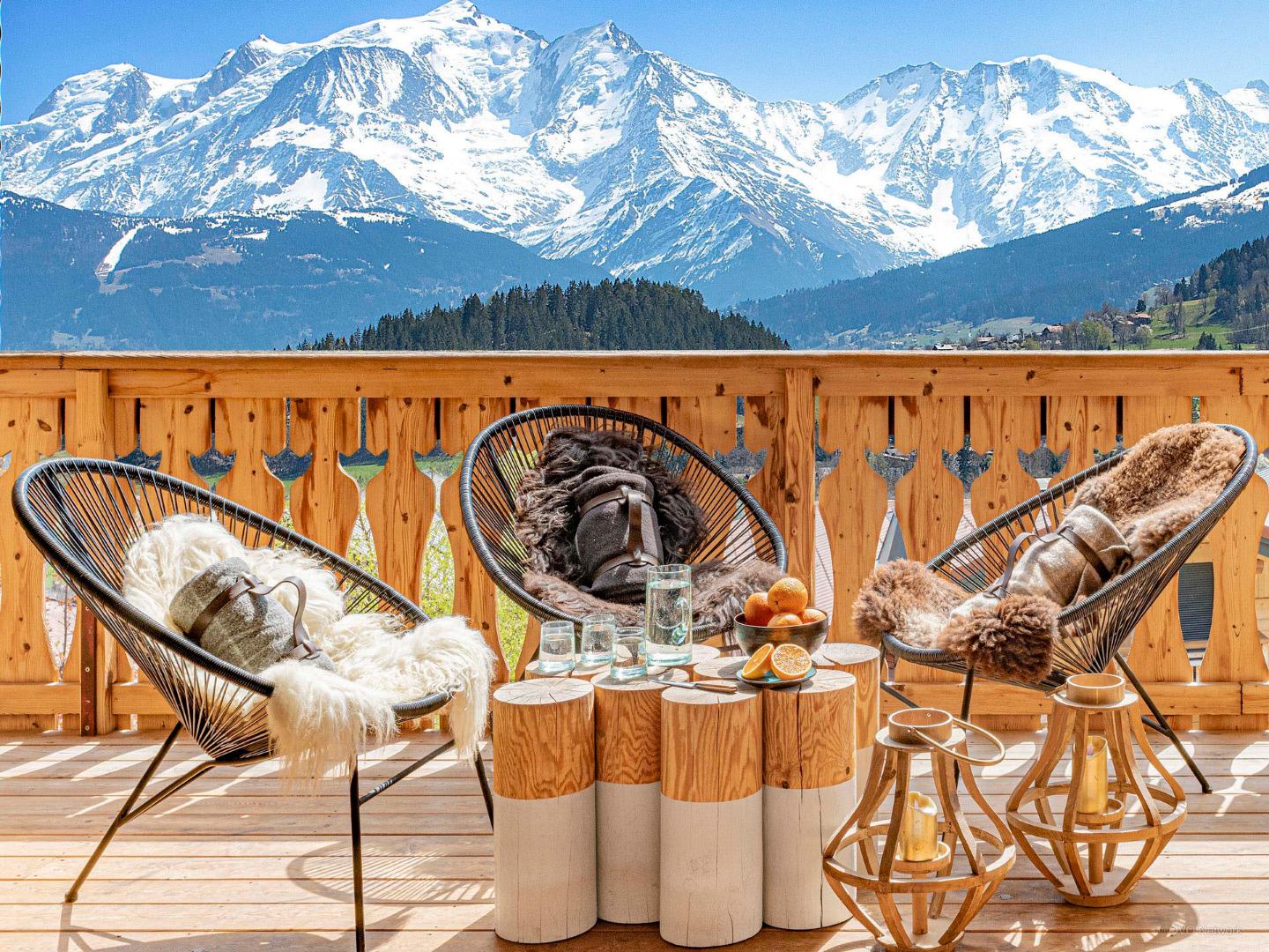 Rez-de-chaussée, extérieur - Été comme hiver, vous apprécierez la vue sur la chaîne du mont-blanc depuis le balcon.