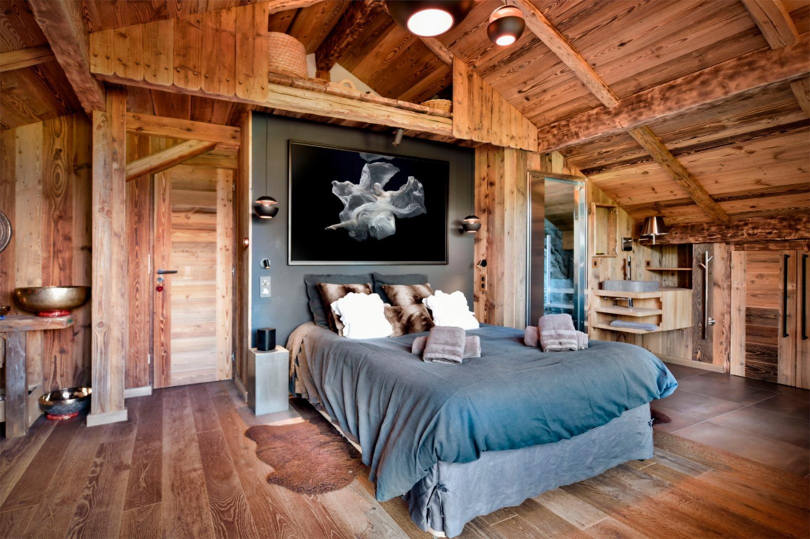 Étage - La suite “Mont-blanc” (master bedroom) avec son grand balcon.