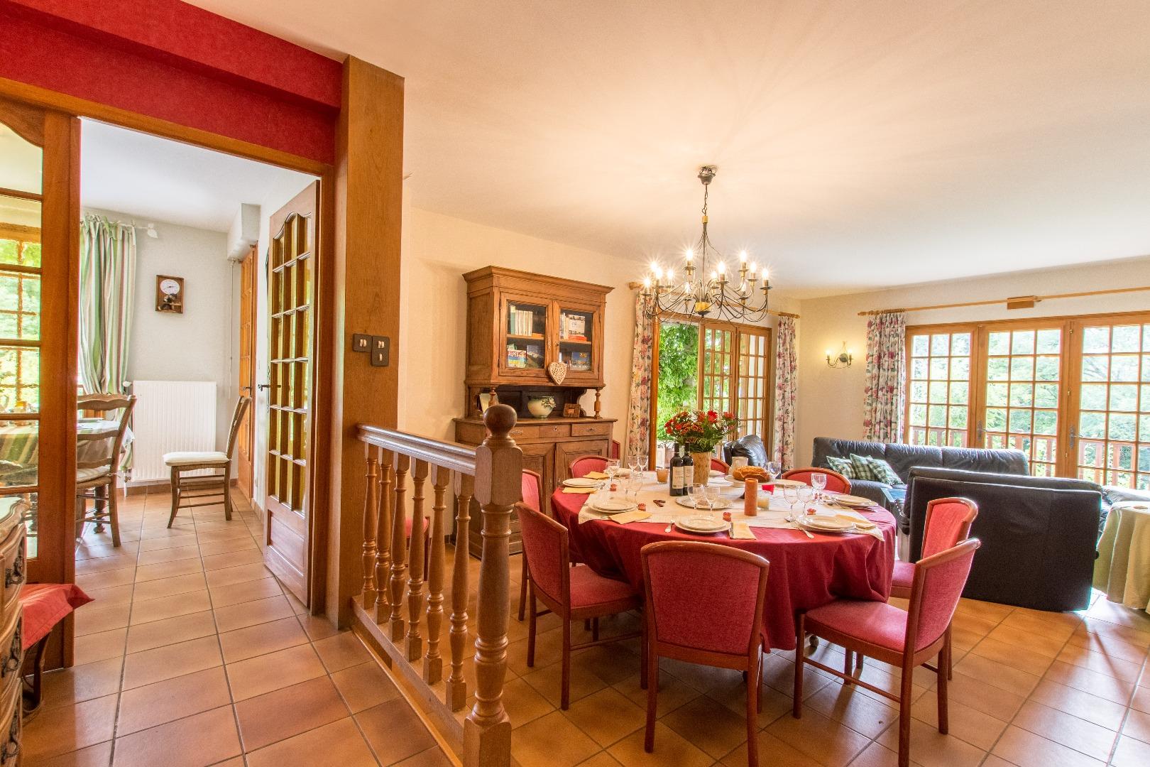 Un grand salon salle à manger