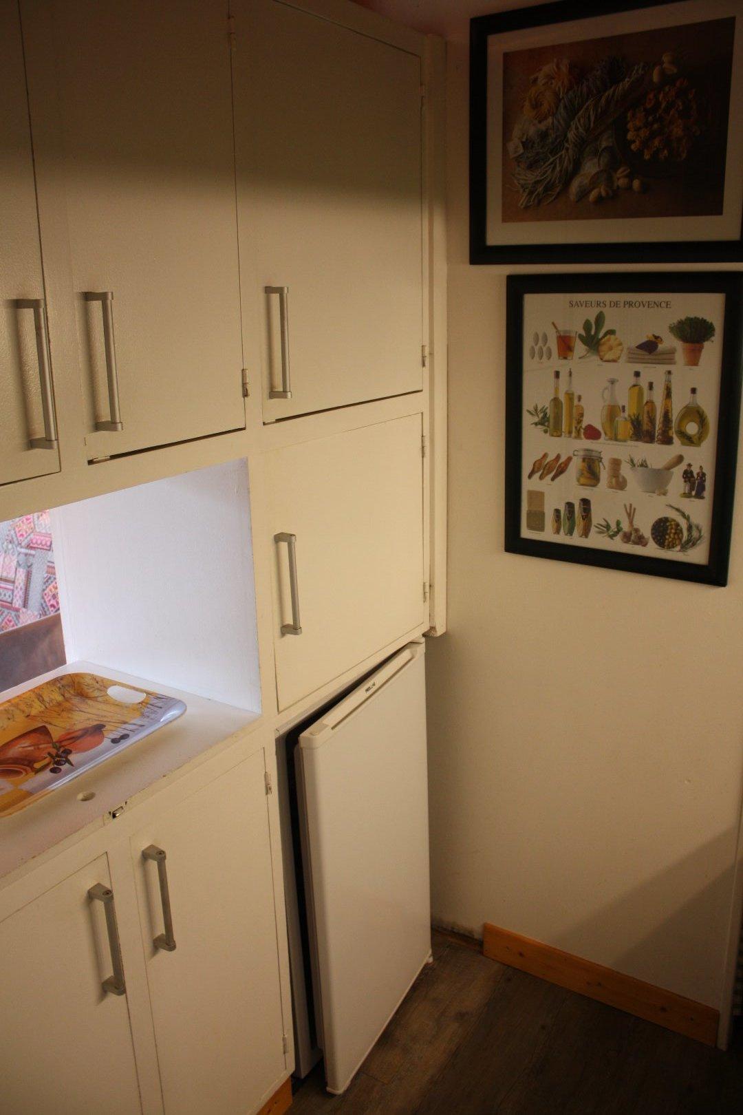 Kitchenette côté passe-plats et placards accessibles sur les 2 faces