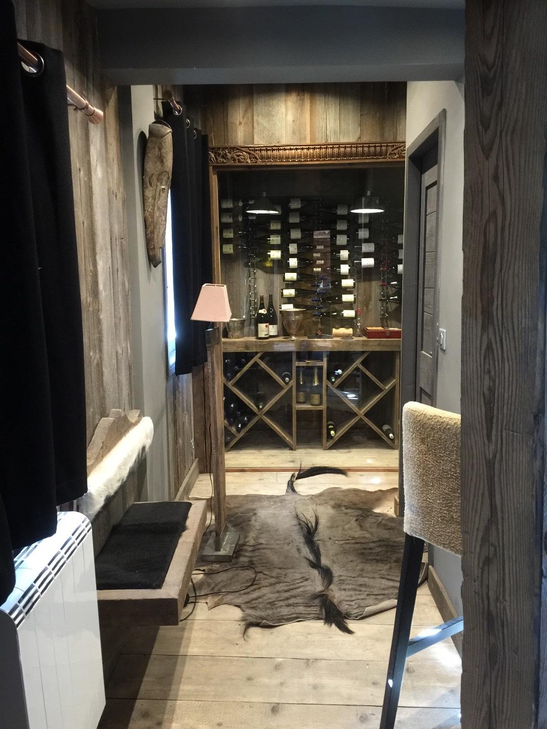 cave à vin création personnelle. Choix de matériaux nobles et nombreux emplacements pour se réunir ou s’isoler. Ambiance chaleureuse garantie pour passer un séjour convivial 