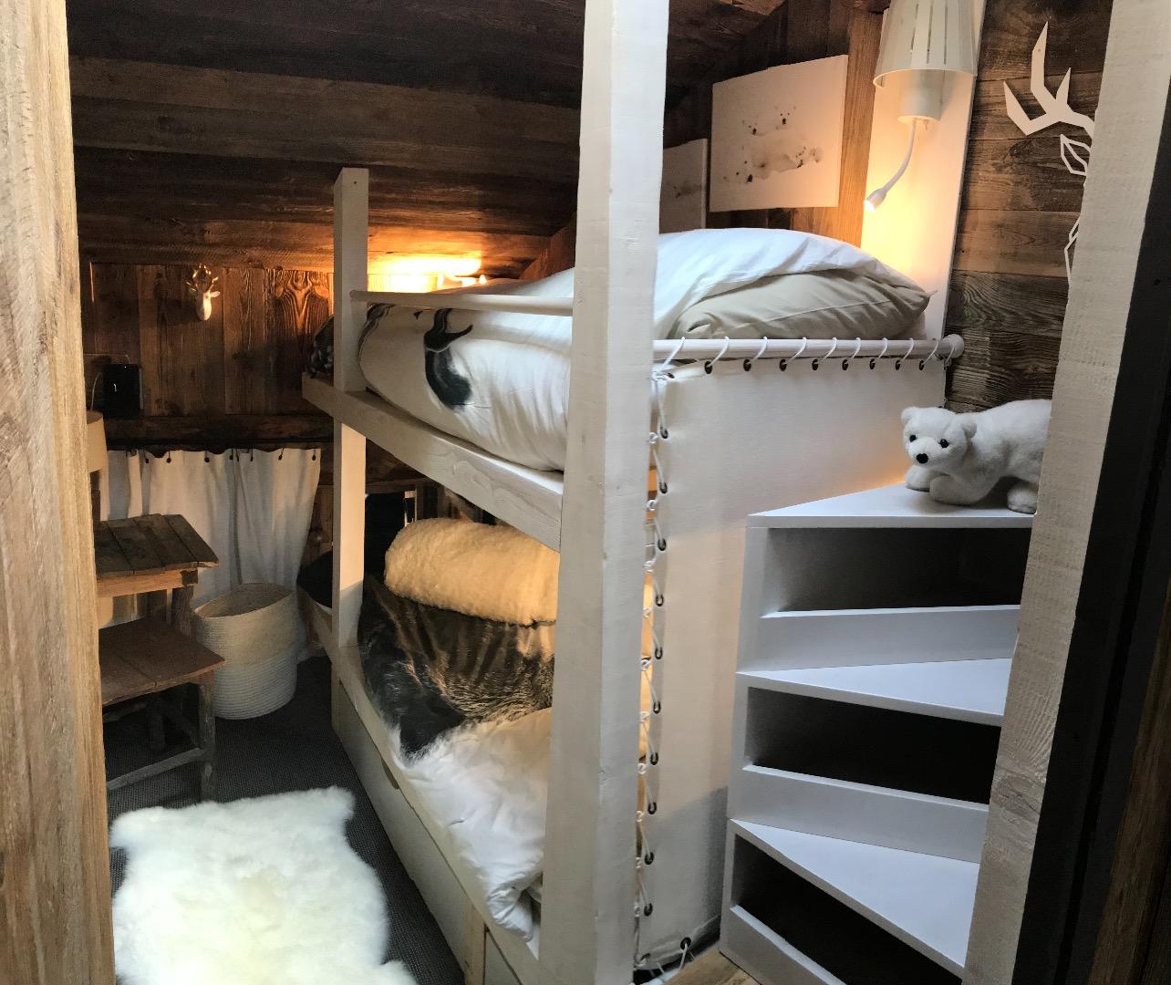 chambre cabine proche suite parentale.. Nouvelle création 2018 ... Chambre des ours appréciée des enfants même des plus grands.. lits très confortables qui conviennent à des adultes 
