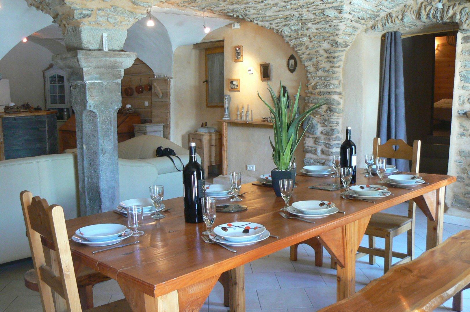Salle à manger, Salon, Bar et Cuisine