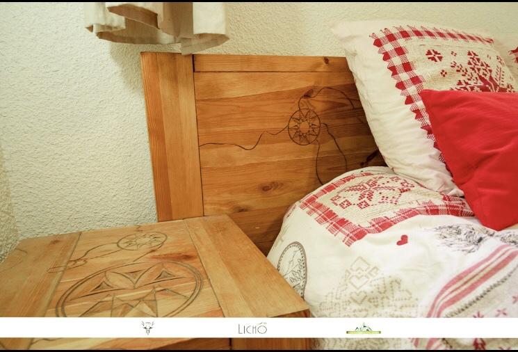 Une chambre spacieuse au mobilier savoyard
photos : ©️Lichô et ©️Yannick Bellissand