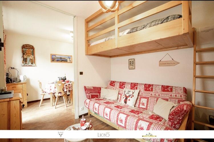 salon confortable-lit mezzanine pour le plus grand plaisir des enfants
photos : ©️Lichô et ©️Yannick Bellissand