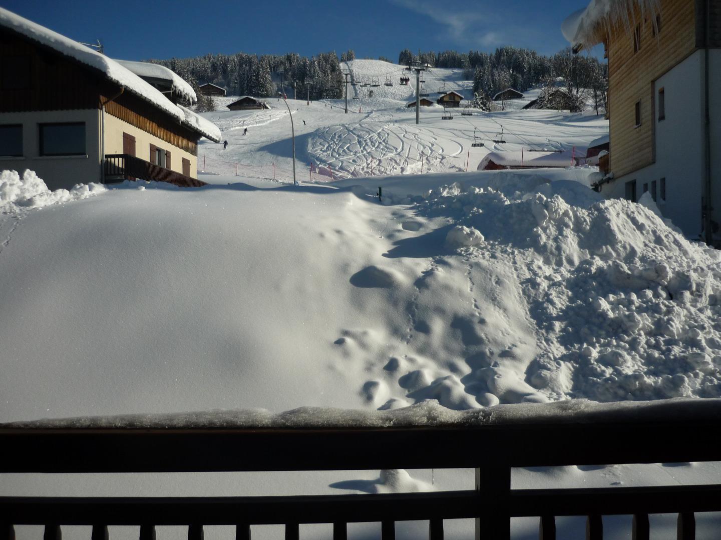 vue du côté des pistes de ski sur le télésiège du Lachat